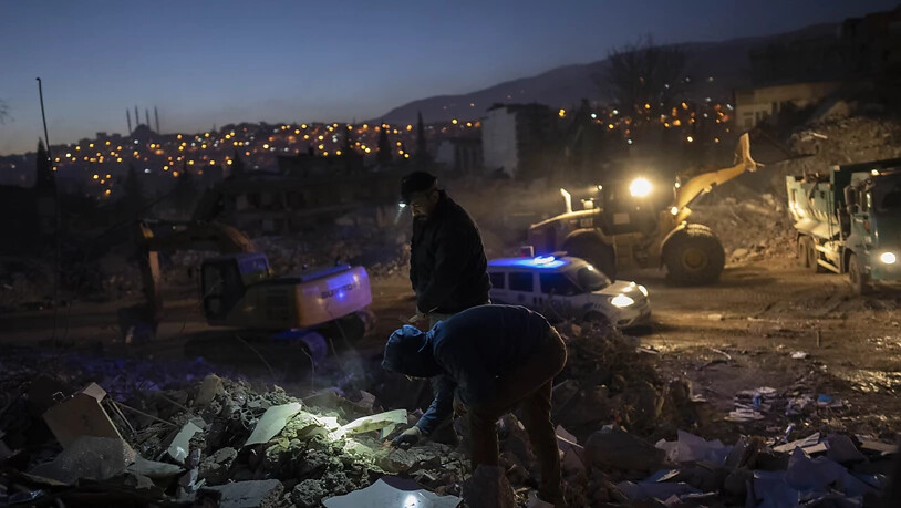dpatopbilder - Männer suchen nach persönlichen Gegenständen in den Trümmern eines zerstörten Gebäudes in Kahramanmaras. Foto: Bernat Armangue/AP/dpa