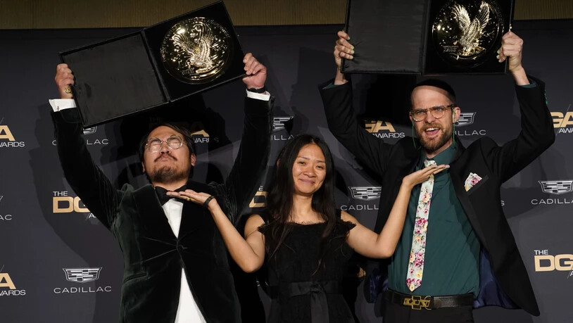 Daniel Kwan (l), und Daniel Scheinert stehen im Presseraum mit Moderatorin Chloe Zhao bei der Verleihung der 75. Directors Guild of America Awards im Beverly Hilton Hotel. Foto: Chris Pizzello/Invision/AP/dpa