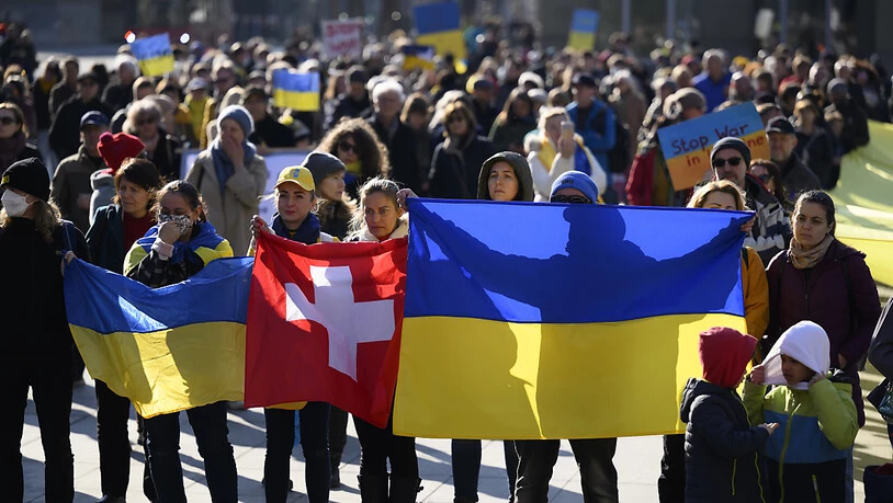 Junge Personen in der Schweiz sehen Ukraine-Engagement eher skeptisch als ältere. (Archivbild)