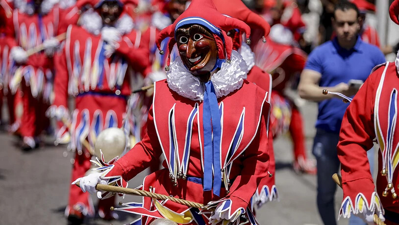 Als Jokili verkleidete Menschen nehmen an einer Parade während einer Karnevalsfeier teil. Die Menschen strömten in die Straßen dieser deutschstämmigen Stadt, um eine Parade von als Harlekin und Gorillas verkleideten Menschen zu sehen, die Teil der…