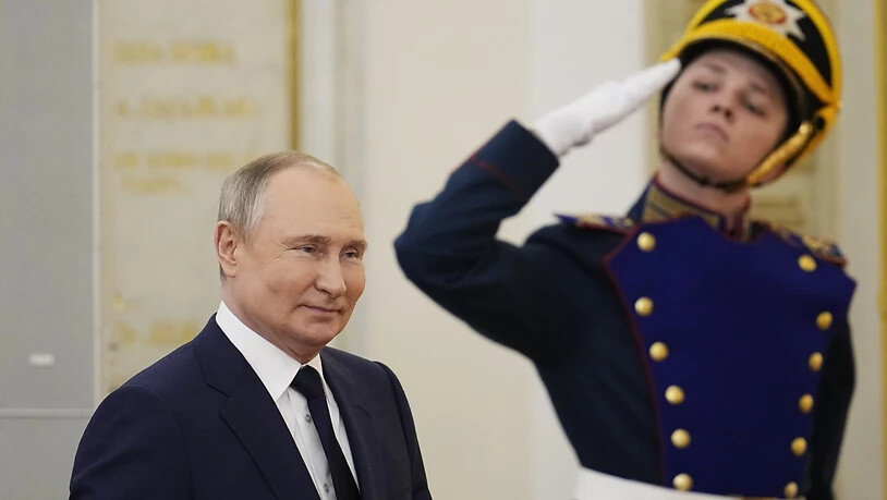 Er hat den Befehl zum Angriff auf die Ukraine gegeben: Der russische Präsident Wladimir Putin (links) im Kreml in Moskau. Im Sommer 2021 hatte er in einem sich als historisch fundiert ausgebenden Aufsatz der Ukraine die Existenzberechtigung als Nation…