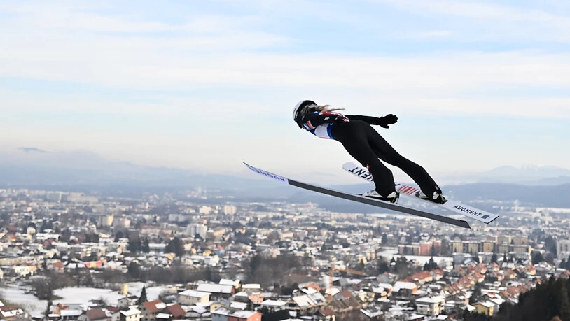 Im österreichischen Villach auf der anderen Seite des Wurzenpasses springen meist die Frauen um Weltcuppunkte