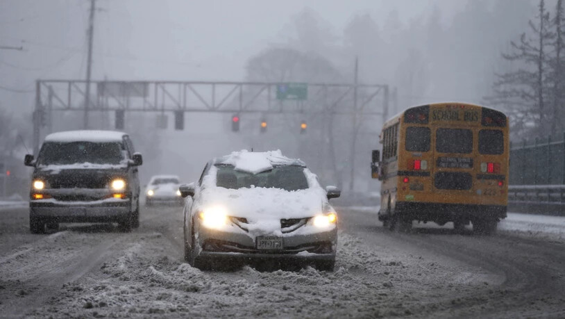 Fahrzeuge fahren während eines Schneesturms die Rosa-Parks-Überführung der Interstate 5 in Portland entlang. Foto: Dave Killen/The Oregonian/AP/dpa