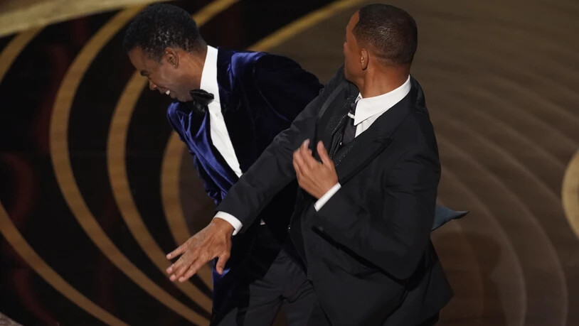 ARCHIV - Will Smith ohrfeigt Moderator Chris Rock - der Tiefpunkt der Oscar-Verleihung im vergangenen Jahr. Foto: Chris Pizzello/Invision via AP/dpa