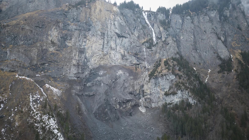 Die Fels-Abbruchstelle am Dorfrand von Kandersteg aus der Luft.