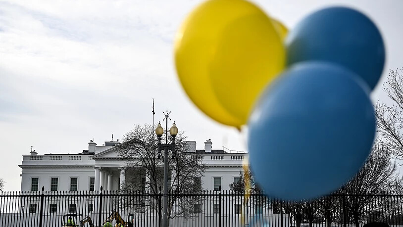 ARCHIV - Blaue und Gelbe Luftballons sind vor dem Weißen Haus zu angebunden. Foto: Britta Pedersen/dpa-Zentralbild/dpa
