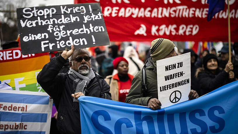 In Zürich demonstrierten am Samstag je nach Schätzung 300 bis 500 Menschen gegen den Krieg in der Ukraine.