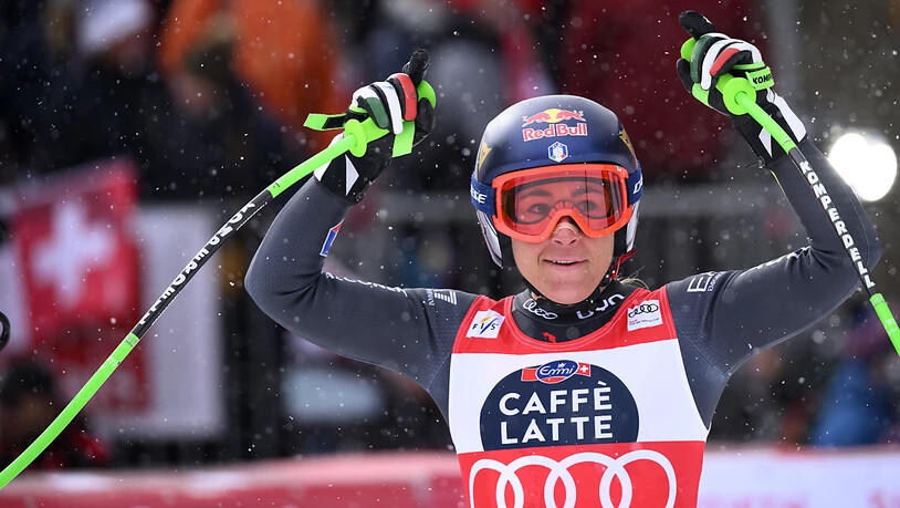 Die 30-jährige Italienerin Sofia Goggia jubelt im Zielraum von Crans-Montana