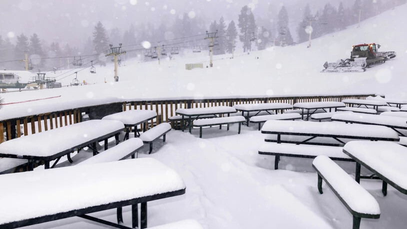 HANDOUT - Auf diesem vom Big Bear Mountain Resort zur Verfügung gestellten Foto wird im Hintergrund der Schnee im Resort geräumt. Ein heftiger Wintersturm hat Teile der USA lahmgelegt. Foto: Lee Stockwell/Big Bear Mountain Resort/AP/dpa - ACHTUNG: Nur…