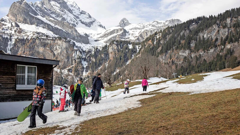 Es geht, aber nicht (mehr) gut: Die Anlagen für die Skianfänger sind in Braunwald nach wie vor in Betrieb. Trotz des Witner-Panoramas gibt es für die «Grossen» aber nur noch eine offene Piste.