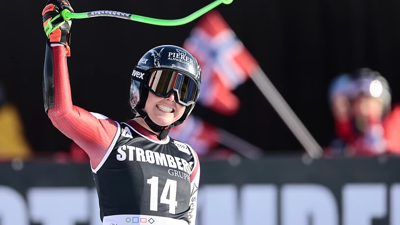 Cornelia Hütter bejubelt ihren vierten Weltcupsieg, den ersten auch in dieser Saison für das ÖSV-Frauenteam