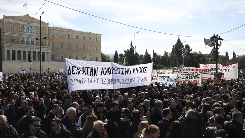 Menschen versammeln sich während einer Demonstration vor dem griechischen Parlament. Tausende Menschen protestieren seit dem schweren Zugunglück, der wegen falscher Weichenstellung in der Nacht zum Mittwoch (01.03.2023) mit einem Güterzug kollidierte…