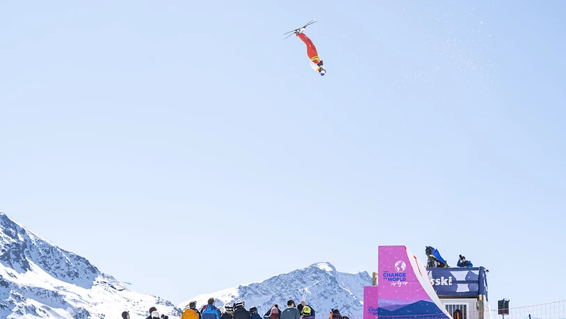 Noé Roth katapultiert sich in die Höhe. Der Luftstand beträgt bis zu 13 m.