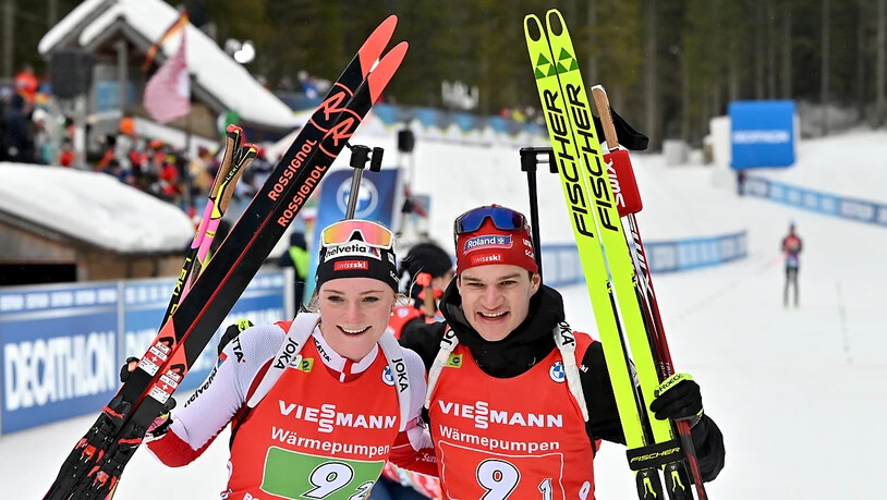 Amy Baserga und Niklas Hartweg strahlen erneut, wie hier bei Platz 3 in Pokljuka Anfang Januar.