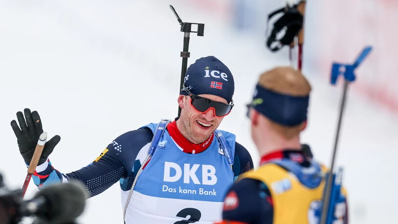 Tarjei Bö (links) gratuliert seinem jüngeren Bruder Johannes Thingnes Bö zum Sieg