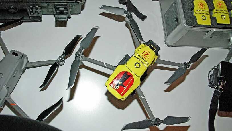 Erstes Briefing 2023: Markus Wigger, der Technische Leiter und stellvertretender Einsatzleiter der Rehkitzrettung, informiert künftige Drohnenpilotinnen und -piloten über die verschiedenen Einsatzdrohnen.