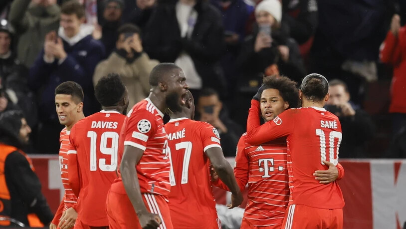 Die Spieler von Bayern München feiern Serge Gnabrys 2:0 und den Viertelfinal-Einzug