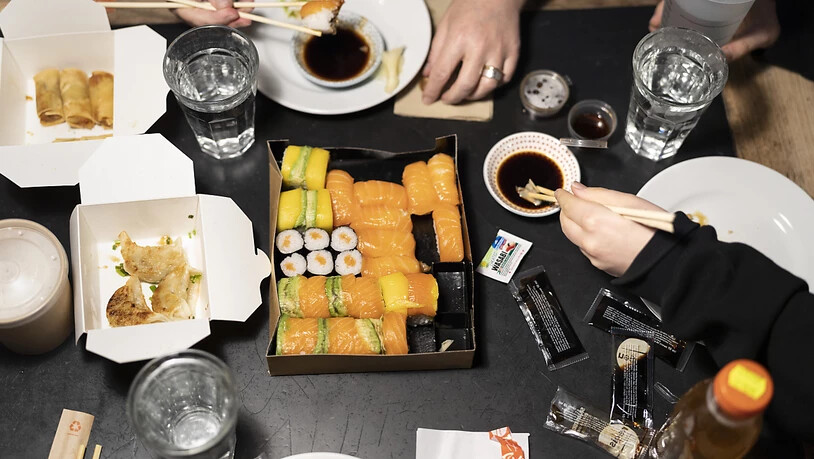 Wegen unhygienischer Streiche in einem Restaurant mit Sushi-Laufband sind in Japan drei Verdächtige festgenommen worden. Es handele sich um zwei junge Männer im Alter von 19 und 21 Jahren sowie ein 15-jähriges Mädchen. (Symbolbild)