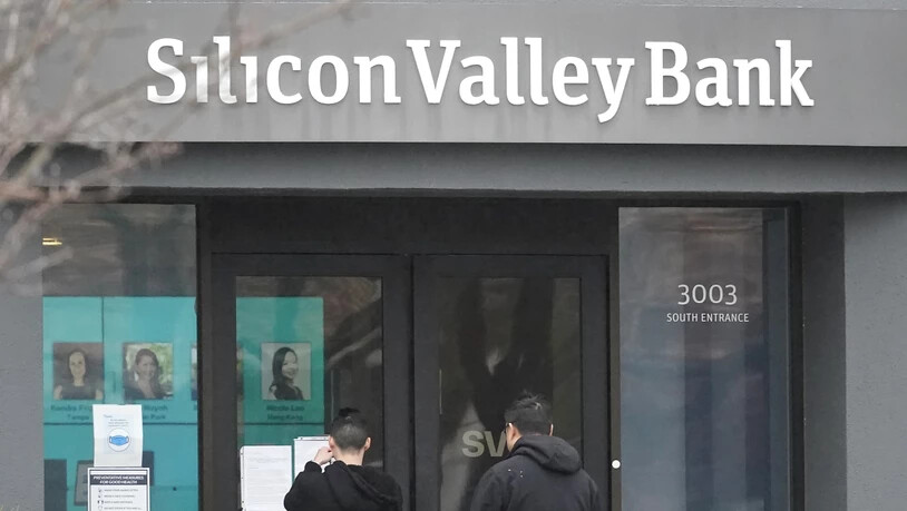 Das US-Geldhaus Silicon Valley Bank wurde nach einer gescheiterten Notkapitalerhöhung vorübergehend unter staatliche Kontrolle gestellt.