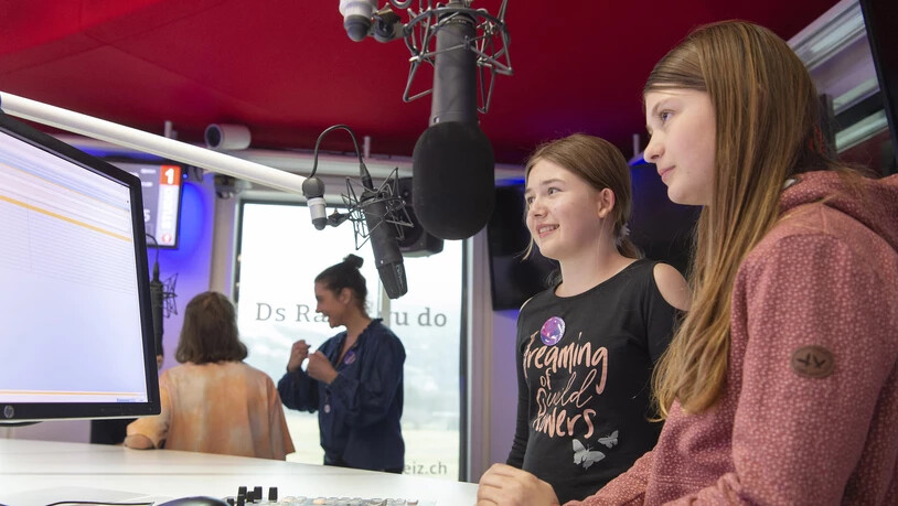 Anina (links) und Juli am Mikrofon: In Zweierteams wurde Buchstabensuppe gespielt.