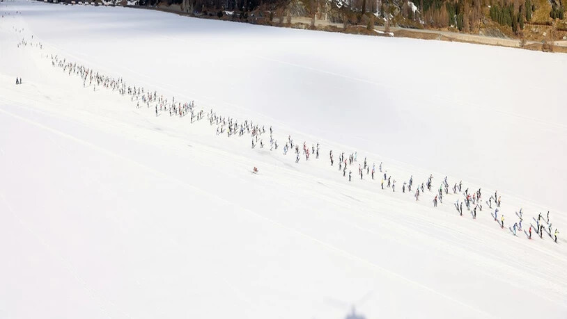 Flugaufnahme: Bei eindrücklicher Bergkulisse sind die Läuferinnen und Läufer unterwegs.