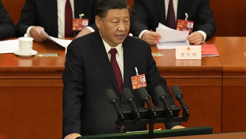 Xi Jinping hält eine Rede während der Abschlusszeremonie im Rahmen der Jahrestagung des Nationalen Volkskongresses. Foto: Andy Wong/AP