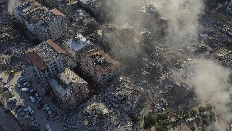 ARCHIV - Zerstörte Gebäude im türkischen Antakya. Foto: Hussein Malla/AP/dpa