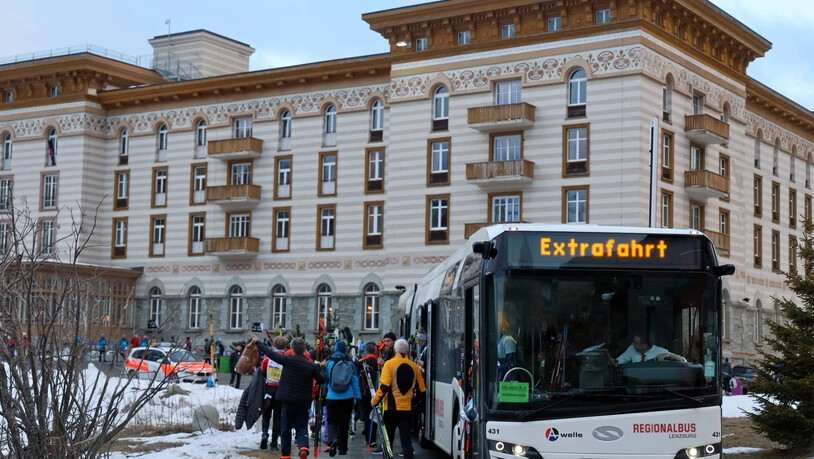 Mit dem Extrabus: Die Langläuferinnen und Langläufer nutzen am Engadin Skimarathon den öffentlichen Verkehr.