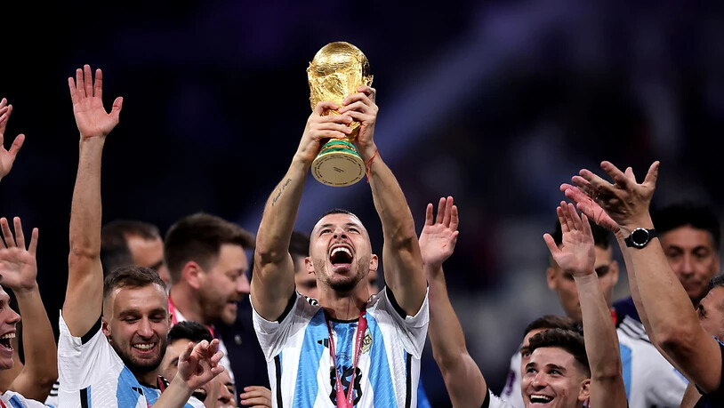 Die Mannschaft, die wie hier Argentinien in Katar, den WM-Pokal in die Höhe stemmt, musst künftig eine Partie mehr austragen.