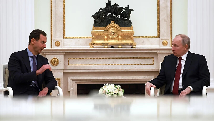 Auf diesem von der staatlichen russischen Nachrichtenagentur Sputnik via AP veröffentlichten Foto sprechen Wladimir Putin (r) und Baschar al-Assad im Kreml miteinander. Foto: Vladimir Gerdo/Pool Sputnik Kremlin via AP/dpa