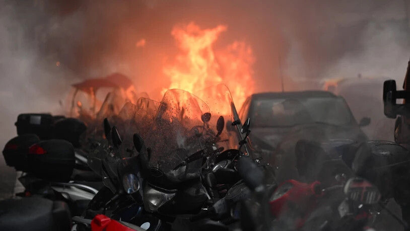 Ein Auto wurde von Frankfurter Ultras in Brand gesetzt