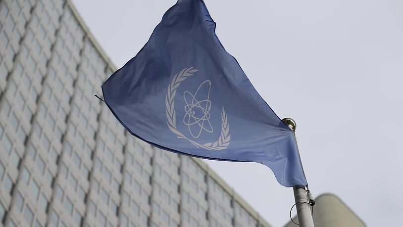 ARCHIV - Die Fahne der Behörde weht während einer Sitzung des Gouverneursrates der Internationalen Atomenergiebehörde (IAEA) vor dem Gebäude. Foto: Heinz-Peter Bader/AP