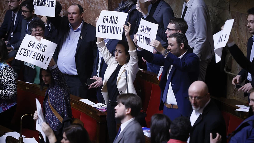 dpatopbilder - Politiker aus dem linken Spektrum halten Plakate mit dem Aufdruck "64 Jahre. Es ist ein Nein." in der Nationalversammlung. Foto: Thomas Padilla/AP/dpa