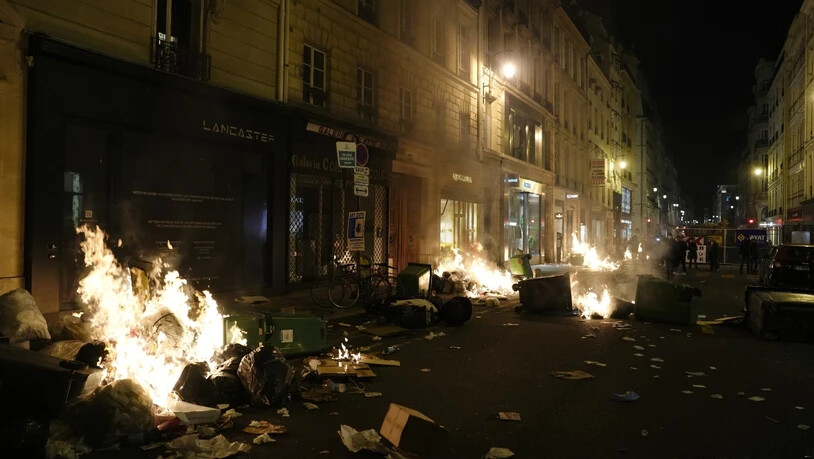 Demonstranten haben in Paris Mülltonnen in Brand gesetzt. Foto: Lewis Joly/AP