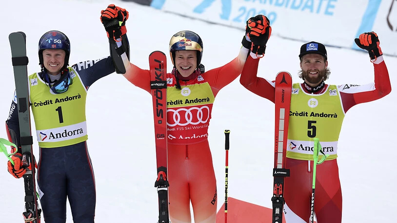 Sieger Marco Odermatt jubelt zusammen mit dem zweitklassierten Norweger Henrik Kristoffersen (links) und dem Österreicher Marco Schwarz