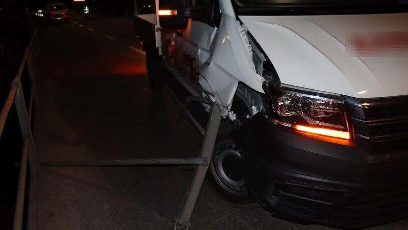Verkehrsunfall mit Sachschadenfolge: Der Autofahrer kollidierte während der Fahrt mit einem Zaun.