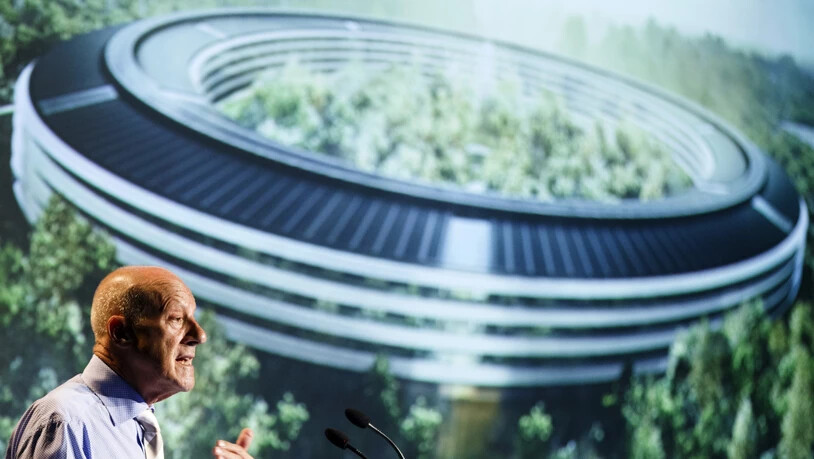 Der britische Architekt Norman Foster hält eine Rede in Lausanne vor dem Entwurf des Apple Campus.