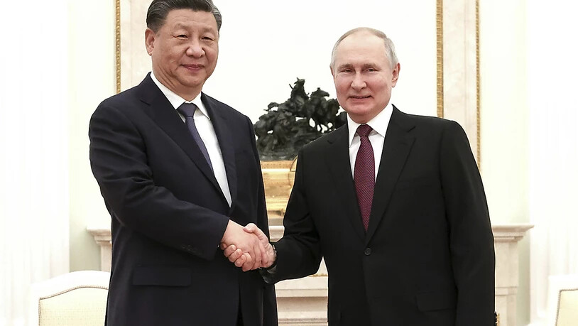 HANDOUT - Auf diesem vom Presseamt des russischen Präsidenten veröffentlichten Handout-Bild schüttelt Wladimir Putin (r), Präsident von Russland, die Hand von Xi Jinping, Präsident von China, vor ihren Gesprächen im Kreml. Foto: -/Russisches Presseamt…