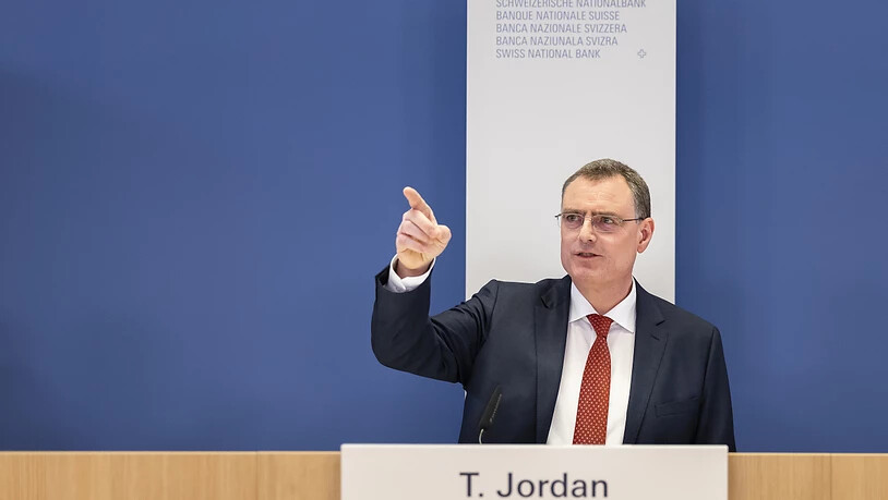 Das SNB-Direktorium um Präsident Thomas Jordan will mit der Zinserhöhung die Inflation bekämpfen. (Archivbild)