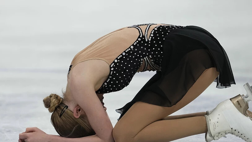 Kimmy Repond sinkt nach ihrer starken Darbietung vor Freude aufs Eis.