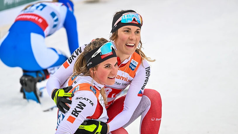 Alina Meier (links) and Anja Weber freuen sich über den 10. Rang