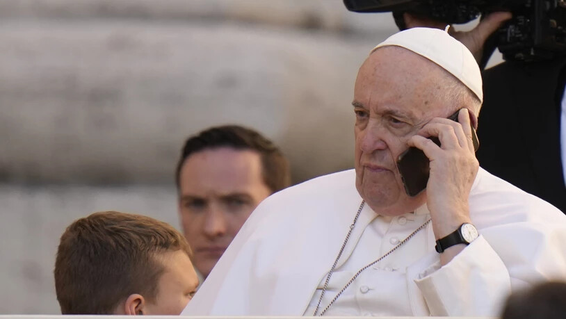 Papst Franziskus telefoniert bei seiner Ankunft zur wöchentlichen Generalaudienz auf dem Petersplatz. Foto: Alessandra Tarantino/AP