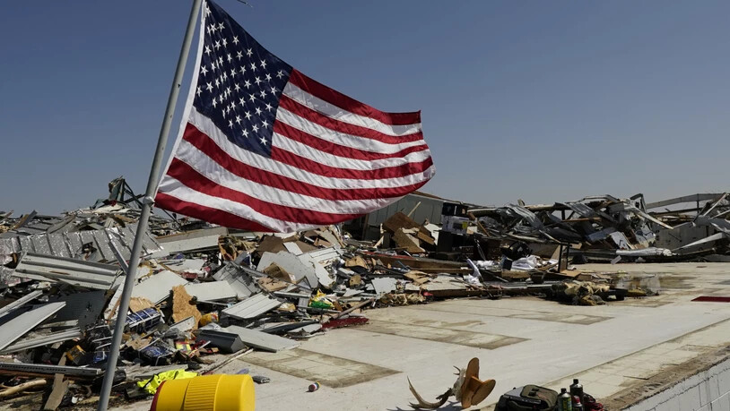 Eine amerikanische Flagge steht vor den Überresten eines Eisenwarenladens. Heftige Stürme haben im südlichen US-Bundesstaat Mississippi Medienberichten zufolge mindestens 25 Menschen das Leben gekostet. Foto: Rogelio V. Solis/AP/dpa