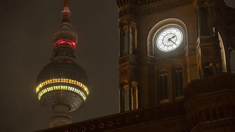 dpatopbilder - Die Uhr am Roten Rathaus in Berlin zeigt die Uhrzeit an: Zum Beginn der Sommerzeit wurden die Uhren vorgestellt. Foto: Christophe Gateau/dpa