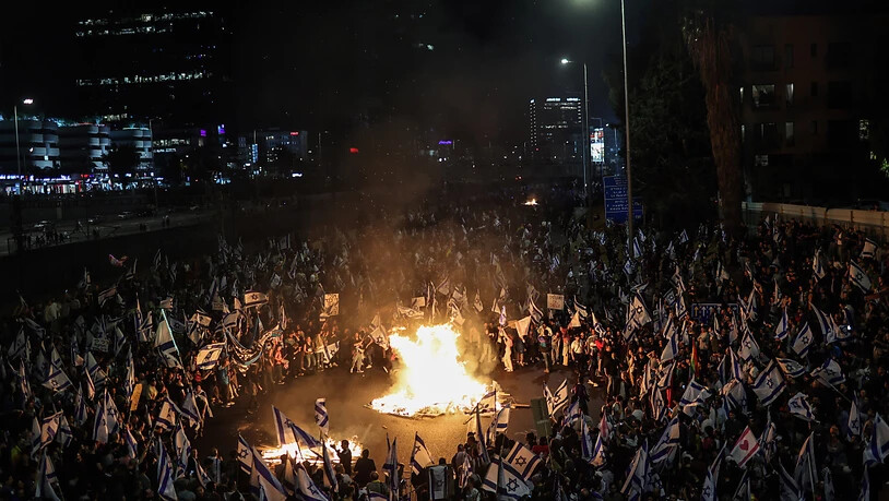 Israelis protestierengegen gegen die Entlassung des israelischen Verteidigungsministers Galant und die Pläne der Regierung, das Justizsystem zu reformieren. Foto: Ilia Yefimovich/dpa
