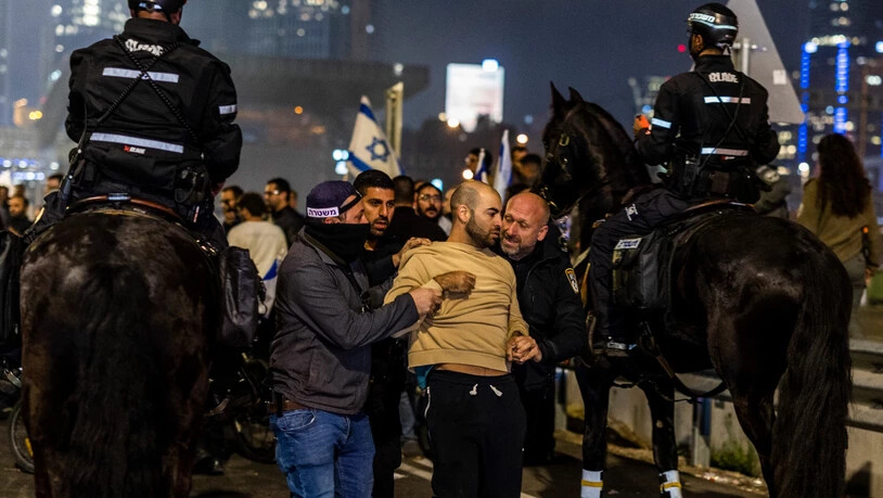 Israelische berittene Polizisten treiben regierungskritische Demonstranten auseinander, die nach Netanjahus Entlassung von Verteidigungsminister Galant auf die Straße gegangen waren. Israels Ministerpräsident Netanjahu hat Verteidigungsminister Galant…