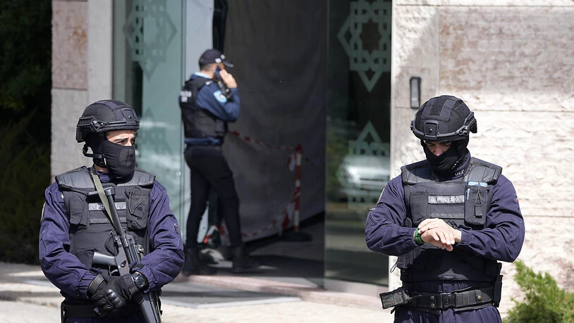 Polizeibeamte stehen am Eingang des ismailitisch-muslimischen Zentrums «Centro Ismaelita». Bei einem Messerangriff in der portugiesischen Hauptstadt Lissabon sind zwei Menschen getötet und zwei weitere lebensgefährlich verletzt worden. Foto: Armando…