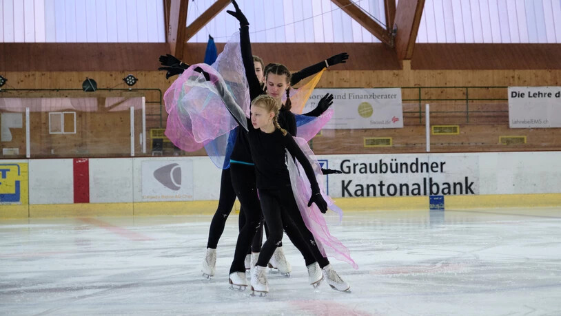 Konzentriert: Eiskunstläuferinnen performen auf dem Eis. 
