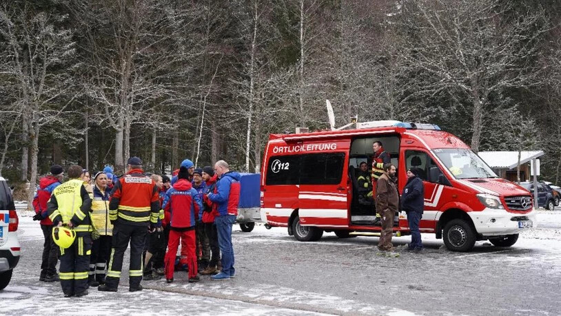 Einsatzkräfte der Feuerwehr stehen in der Nähe der Stelle, an der ein Kleinflugzeug im Bayerischen Wald abgestürzt ist. Foto: -/Zema Medien/dpa
