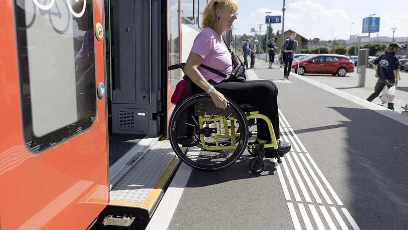 Nicht überall funktioniert die Mobilität für Menschen mit Behinderungen barrierefrei. Das gesetzliche Ziel wird mancherorts verfehlt. (Archivbild)